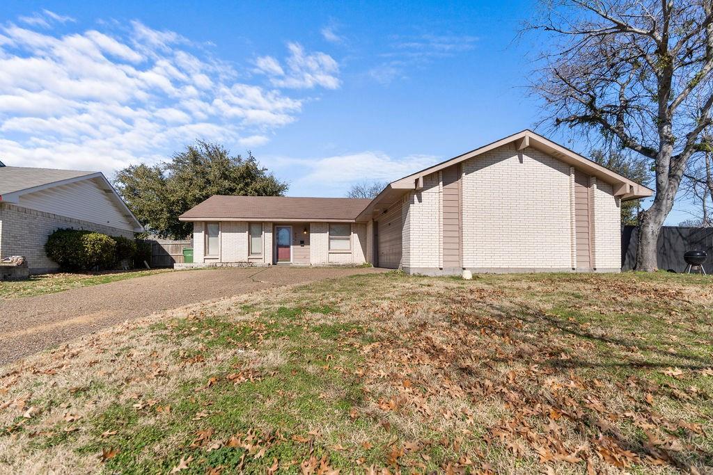 Property Photo:  825 Greenbriar Drive  TX 75043 