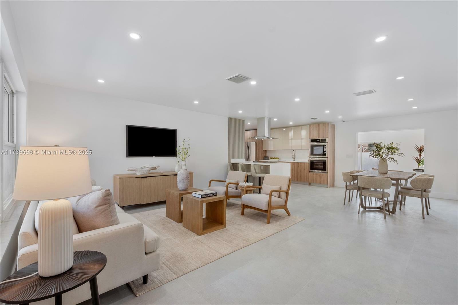 Property Photo: 326 SE 3rd St FL 33004