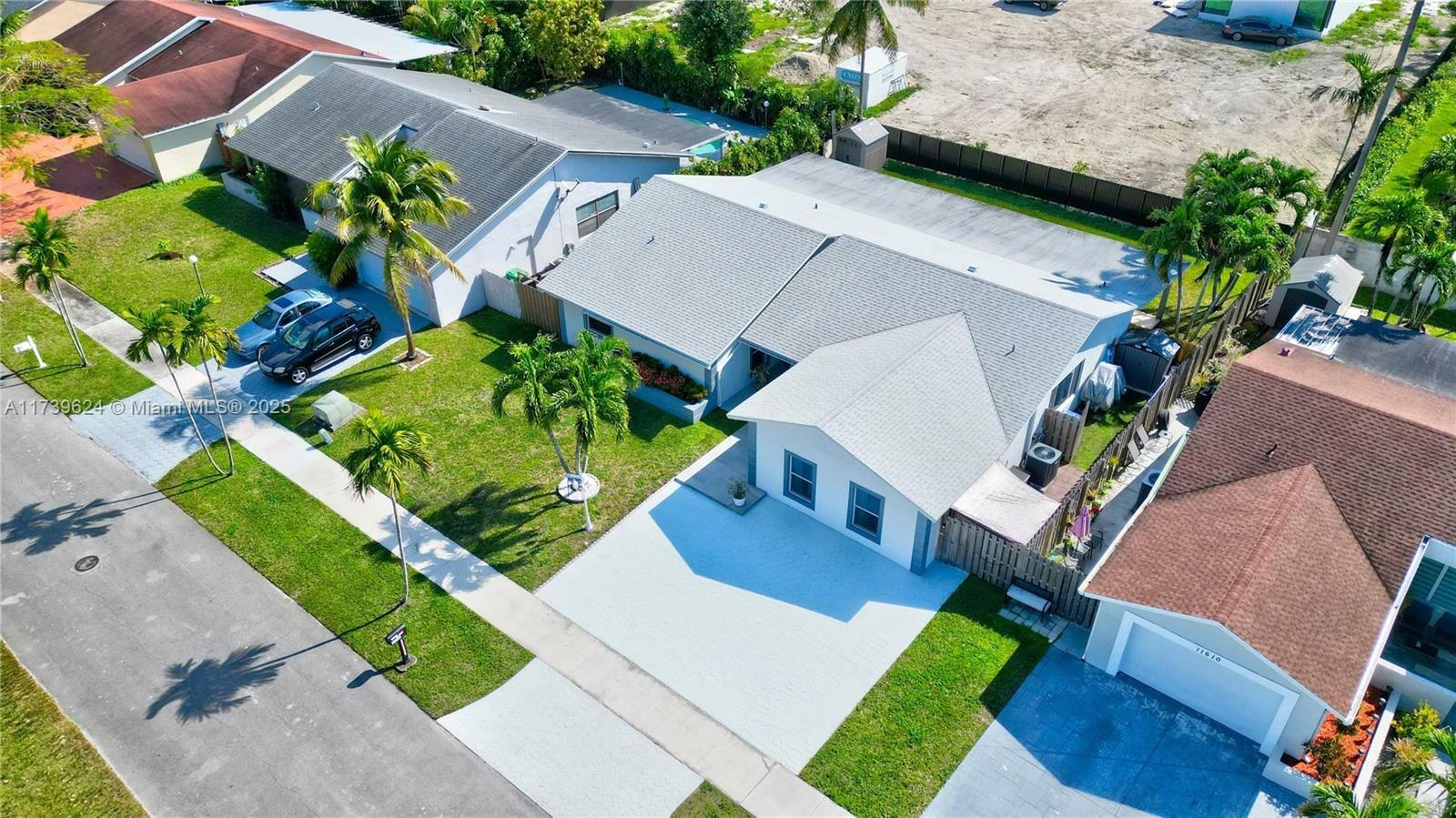 Property Photo: 11580 SW 92nd St FL 33176