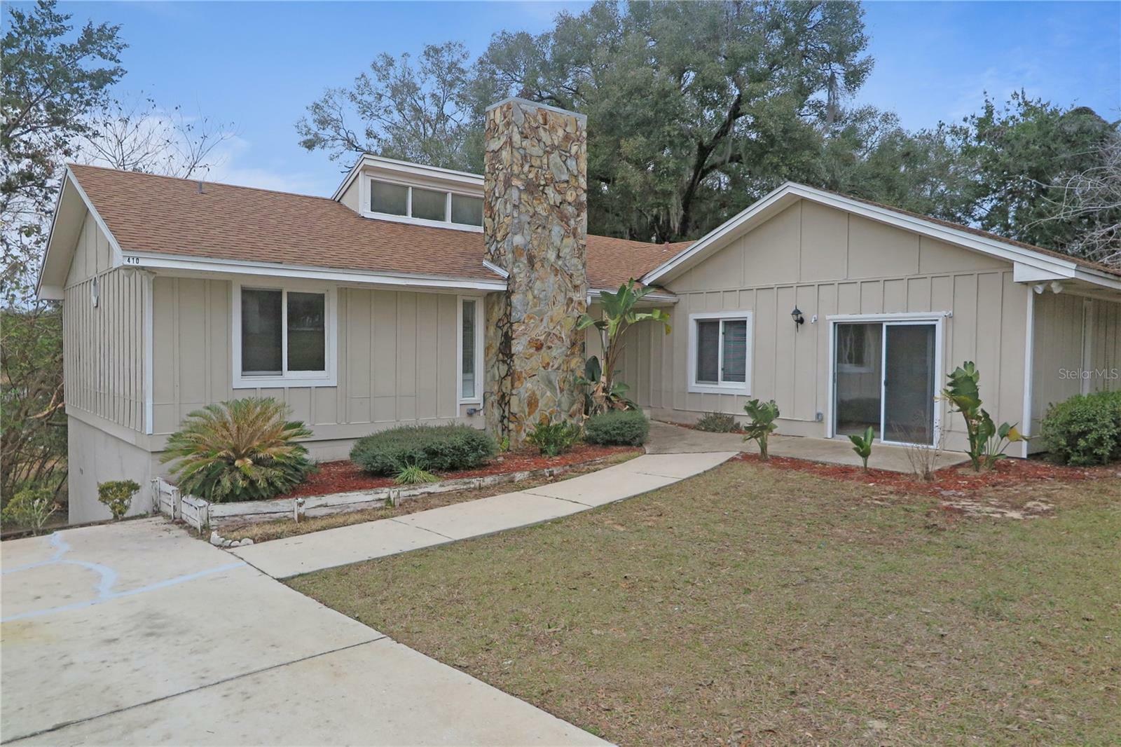 Property Photo:  410 SW Magnolia Avenue  FL 32656 