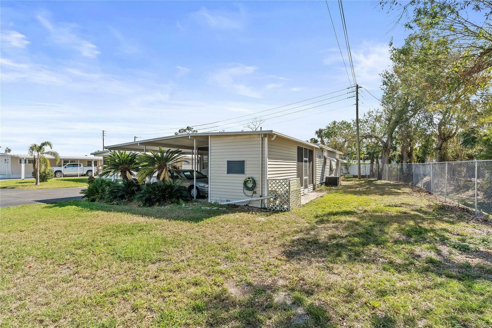 Property Photo: 703 Corsica Court FL 34207
