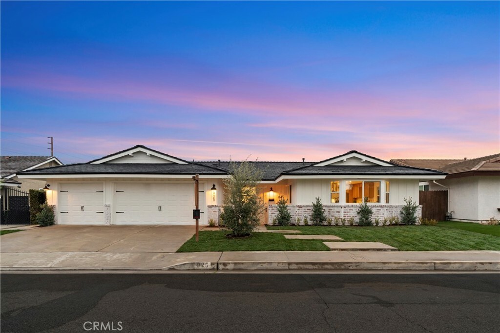 Property Photo:  925 E La Veta Avenue  CA 92866 