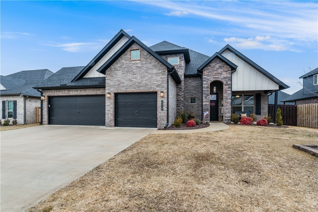 Property Photo:  1310 S Paragon Drive  AR 72719 