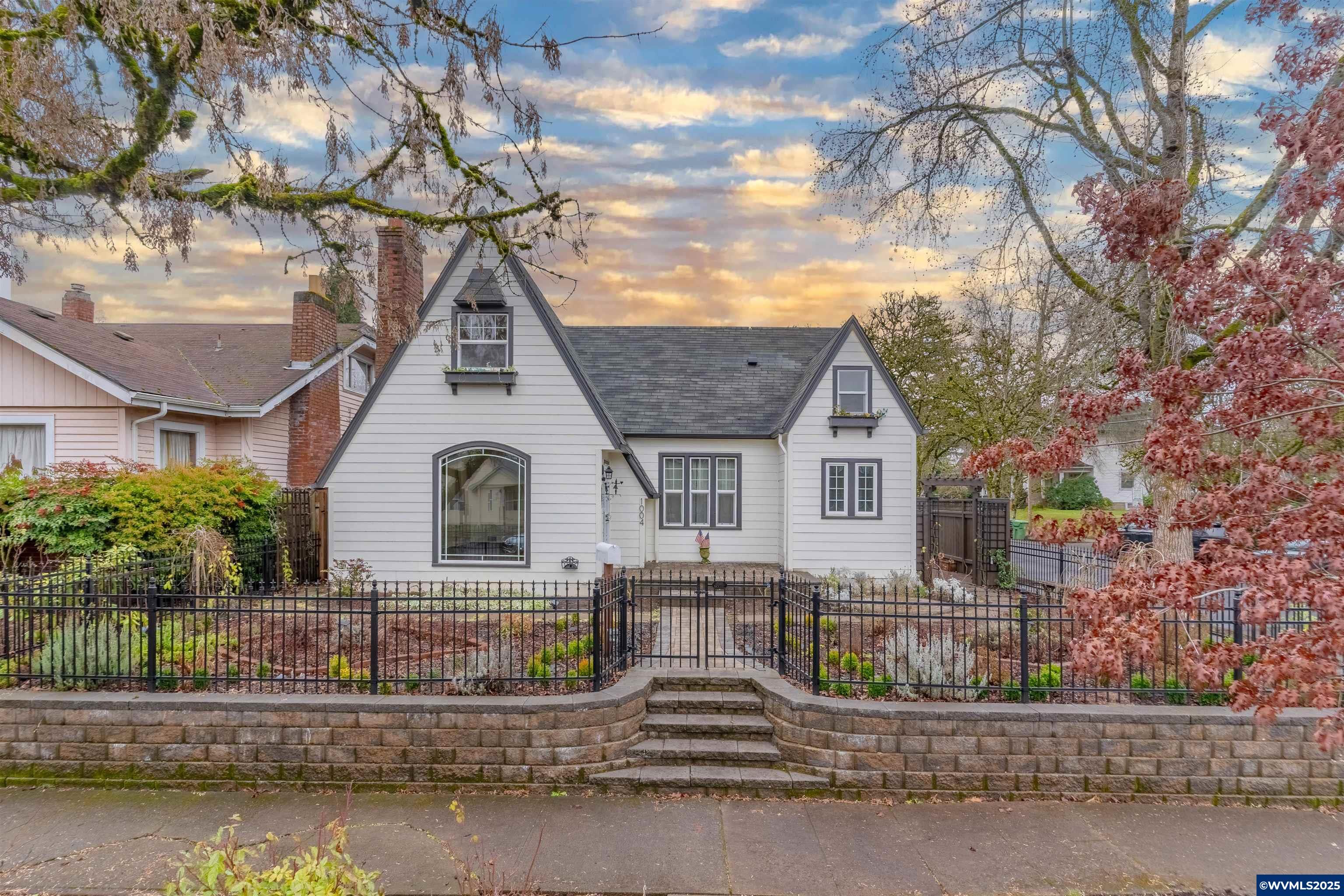 Property Photo: 1004 Winter St NE OR 97301