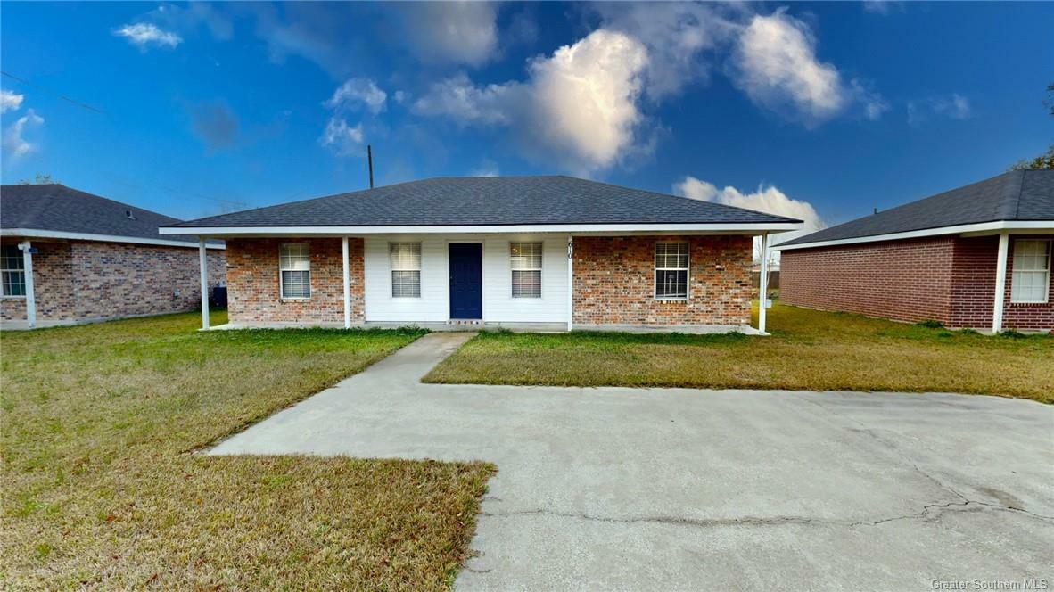 Property Photo: 610 E 2nd Street LA 70647