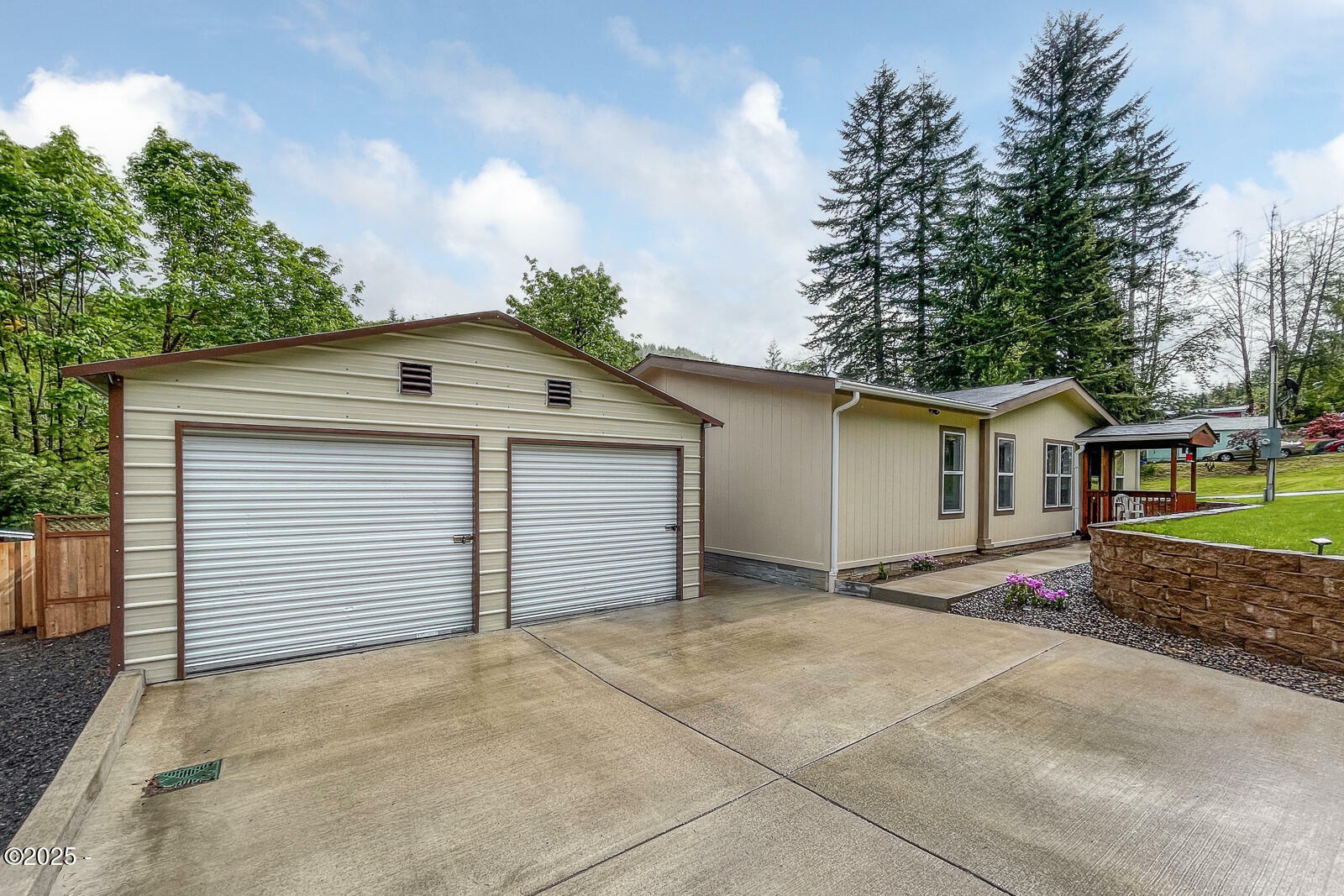 Property Photo:  379 N Boulder Creek Drive  OR 97368 