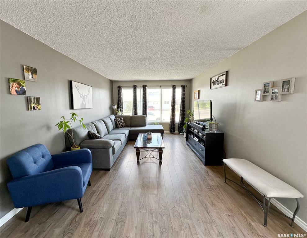 Photo de la propriété:  342 7th Avenue SE  SK S9H 3P7 