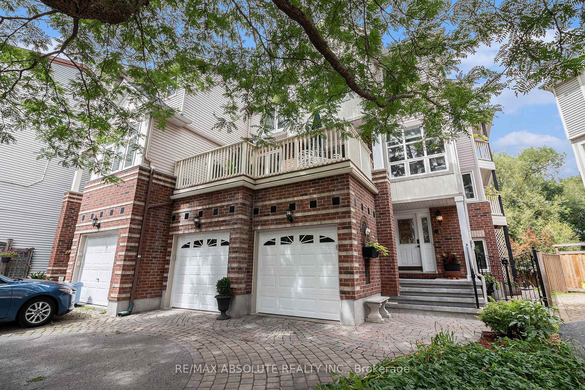 Property Photo: 47 Robinson Avenue ON K1N 8N8