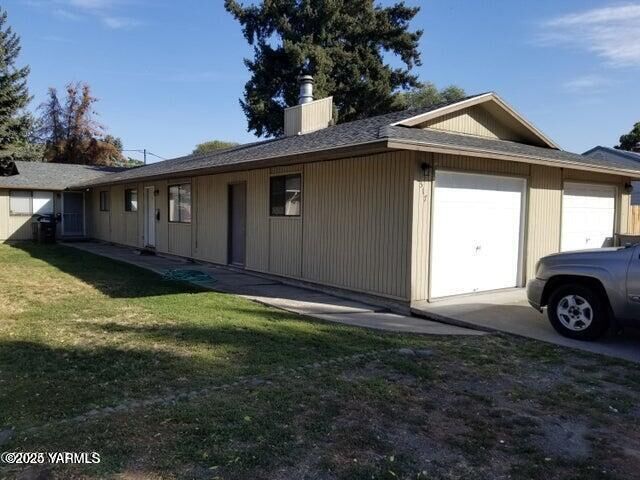 Property Photo:  517 N 27th Ave  WA 98902 