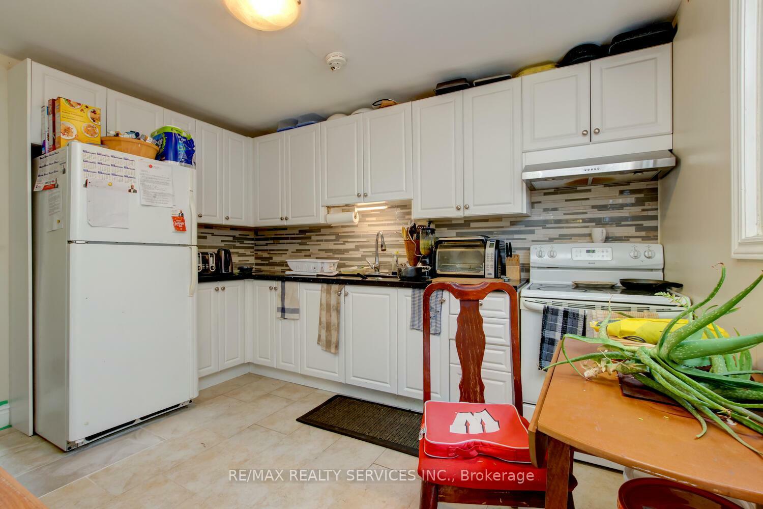 Property Photo: 8 Heatherside Court ON L6S 1N9