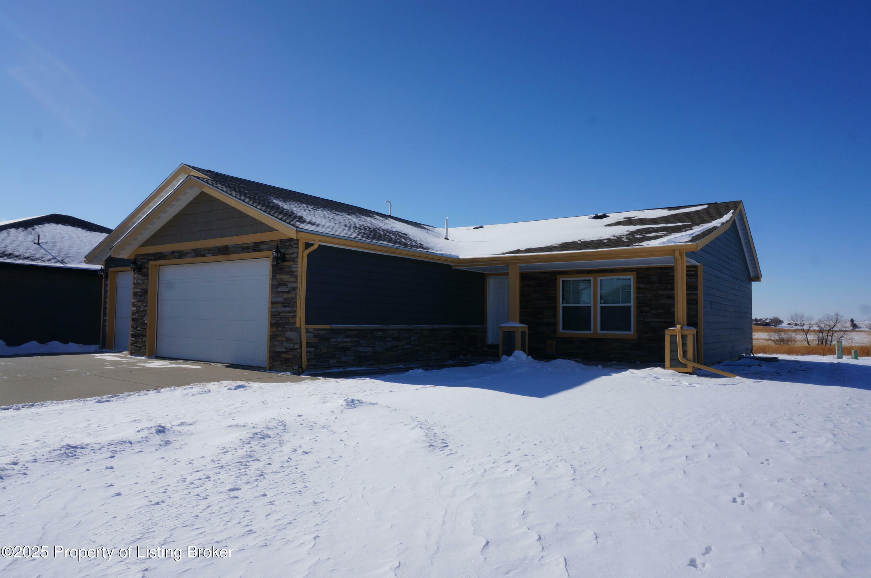 Property Photo:  1735 Yellowstone Circle  ND 58601 