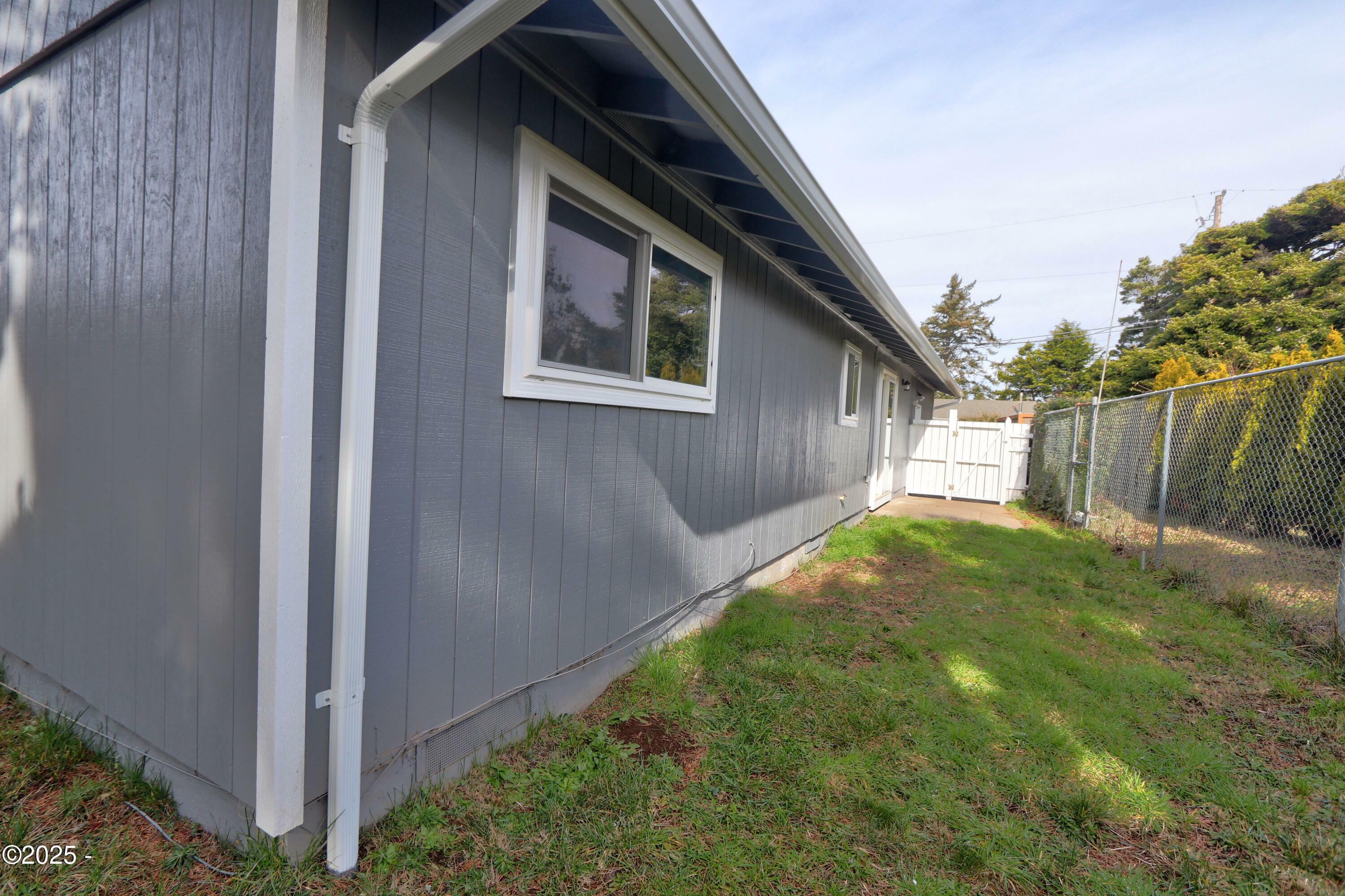 Property Photo:  241 NW 16th Street  OR 97365 