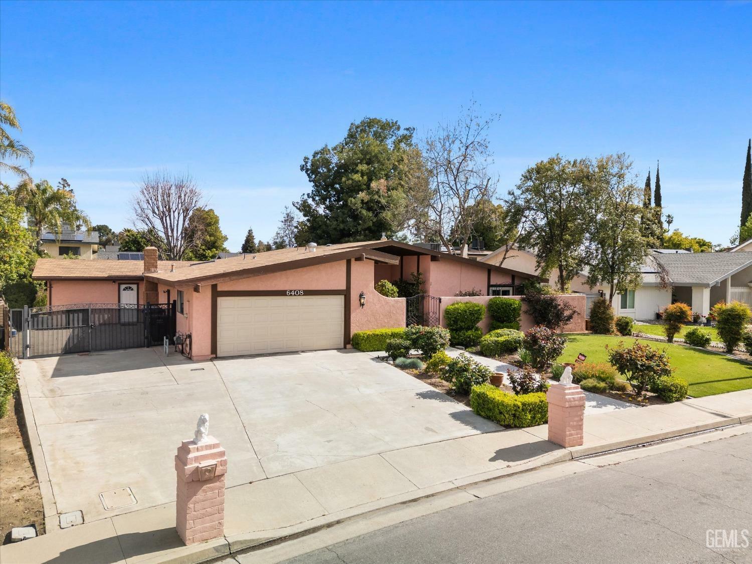 Property Photo: 6408 Glenrock Way CA 93309