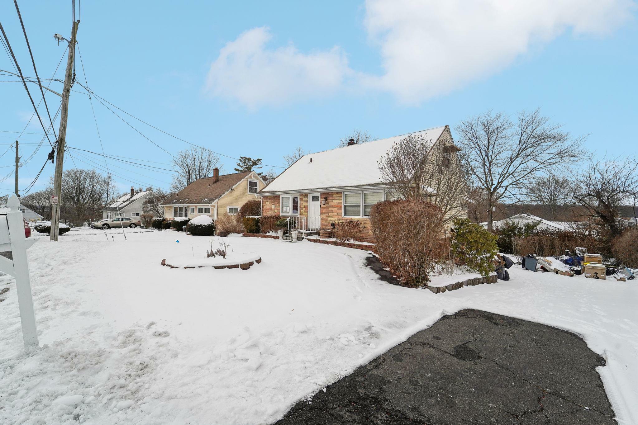 Property Photo:  17 Manitou Trail  NY 10603 