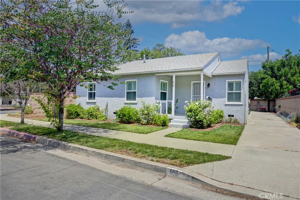 Property Photo:  659 E Penfold Street  CA 90805 