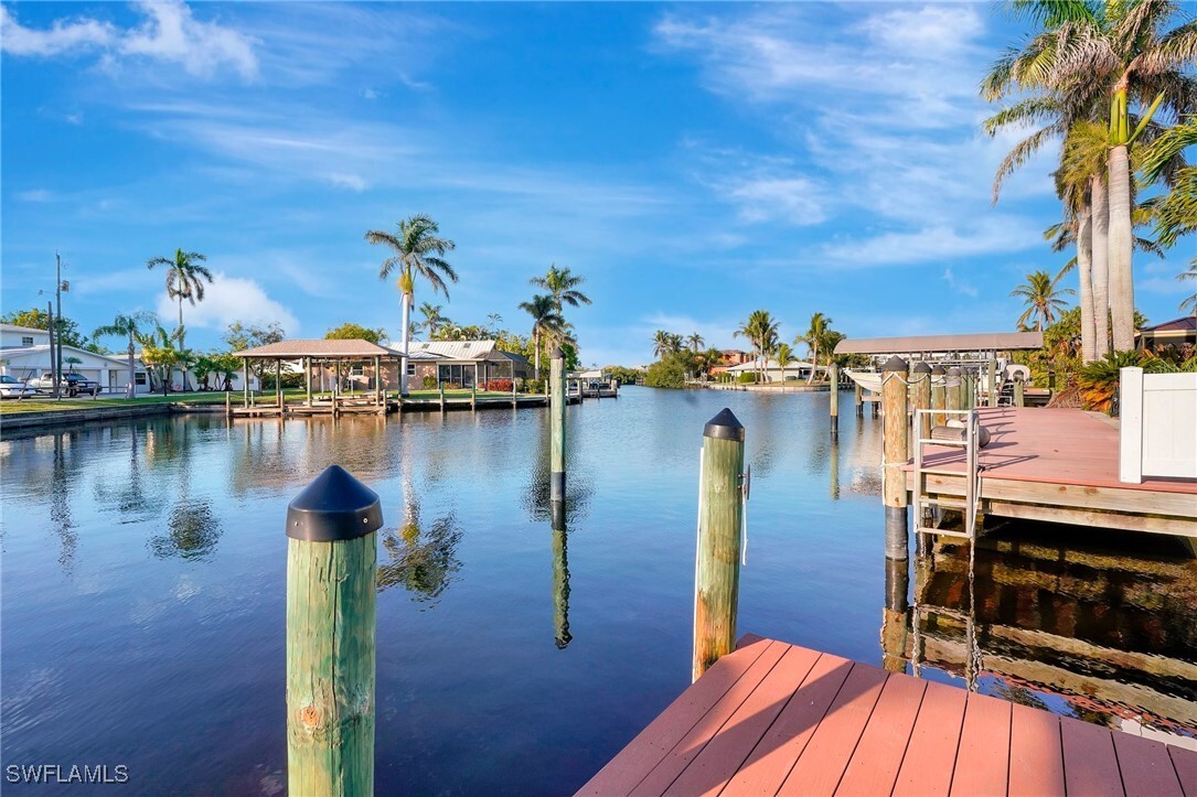 Property Photo:  14330 McGregor Boulevard  FL 33919 