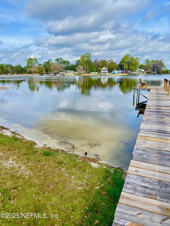 Property Photo: 414 Holiday Drive FL 32148