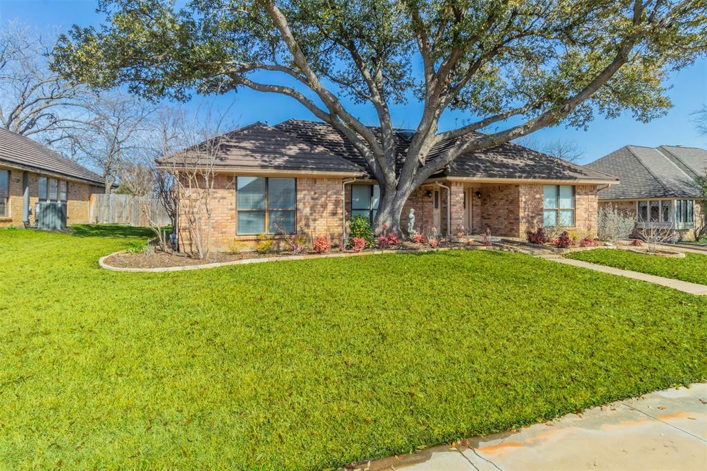 Property Photo:  805 Shady Lane  TX 76021 