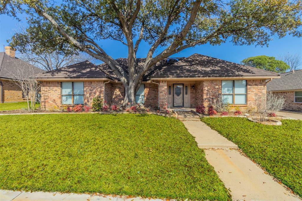 Property Photo: 805 Shady Lane TX 76021