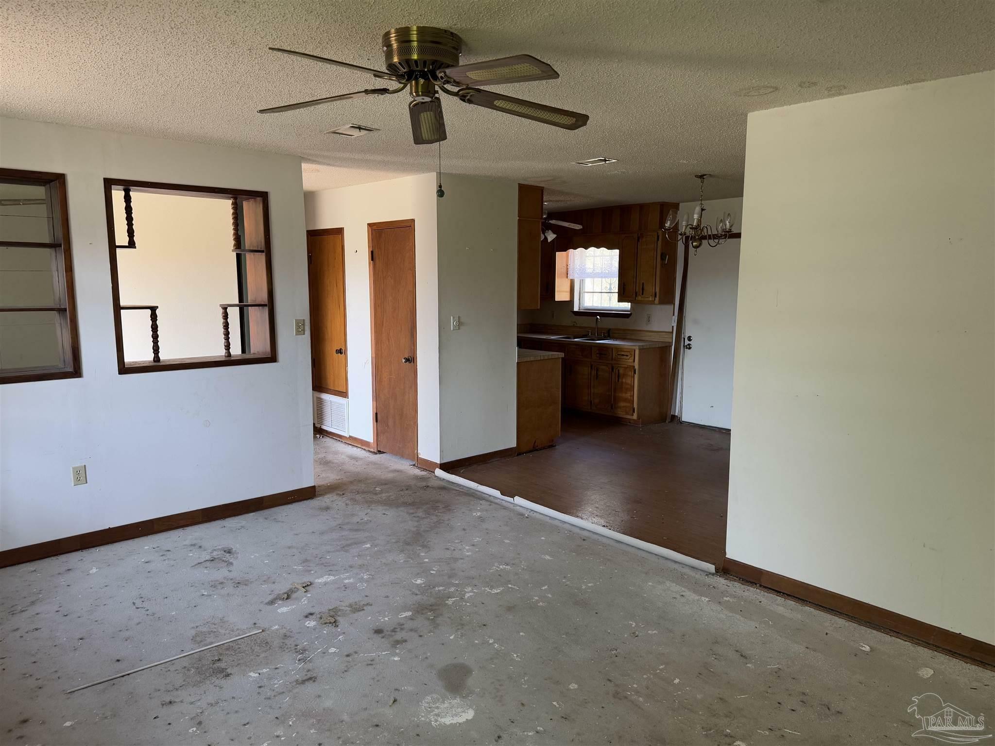 Property Photo:  115 Reed Rd  FL 32507 