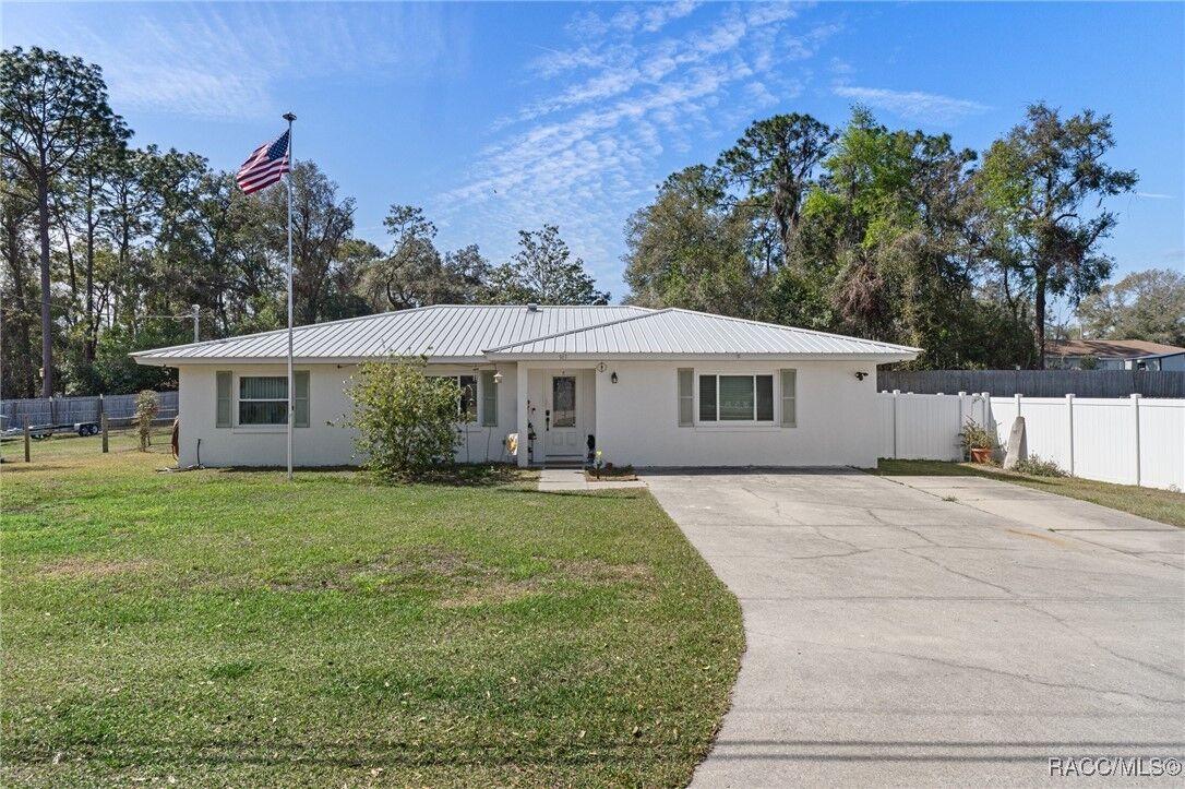 Property Photo:  943 Maple Avenue  FL 34452 