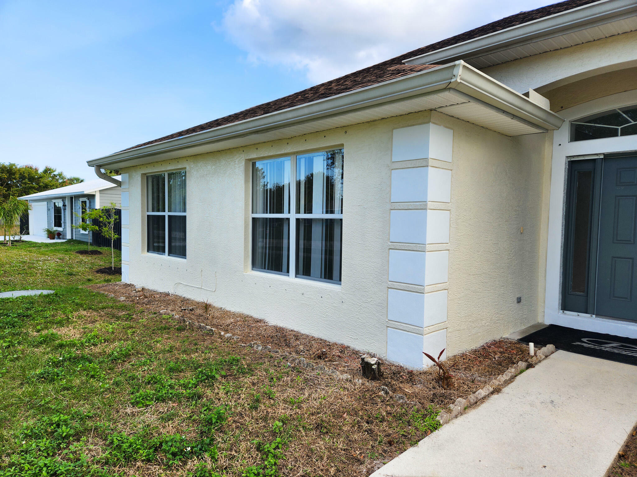 Property Photo:  245 SW Tulip Boulevard  FL 34953 