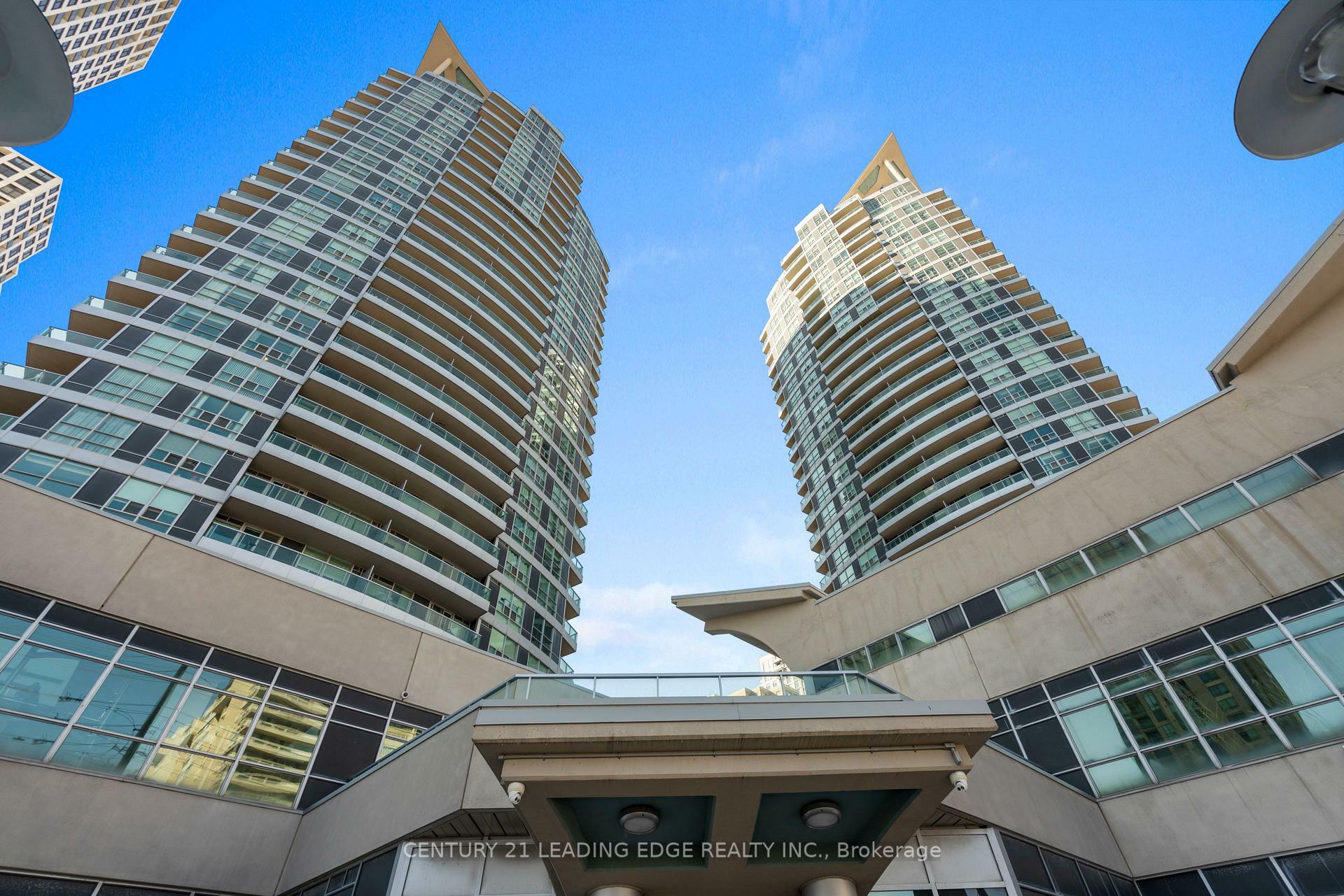 Property Photo:  33 Elm Dr 1808  ON L5B 4M2 