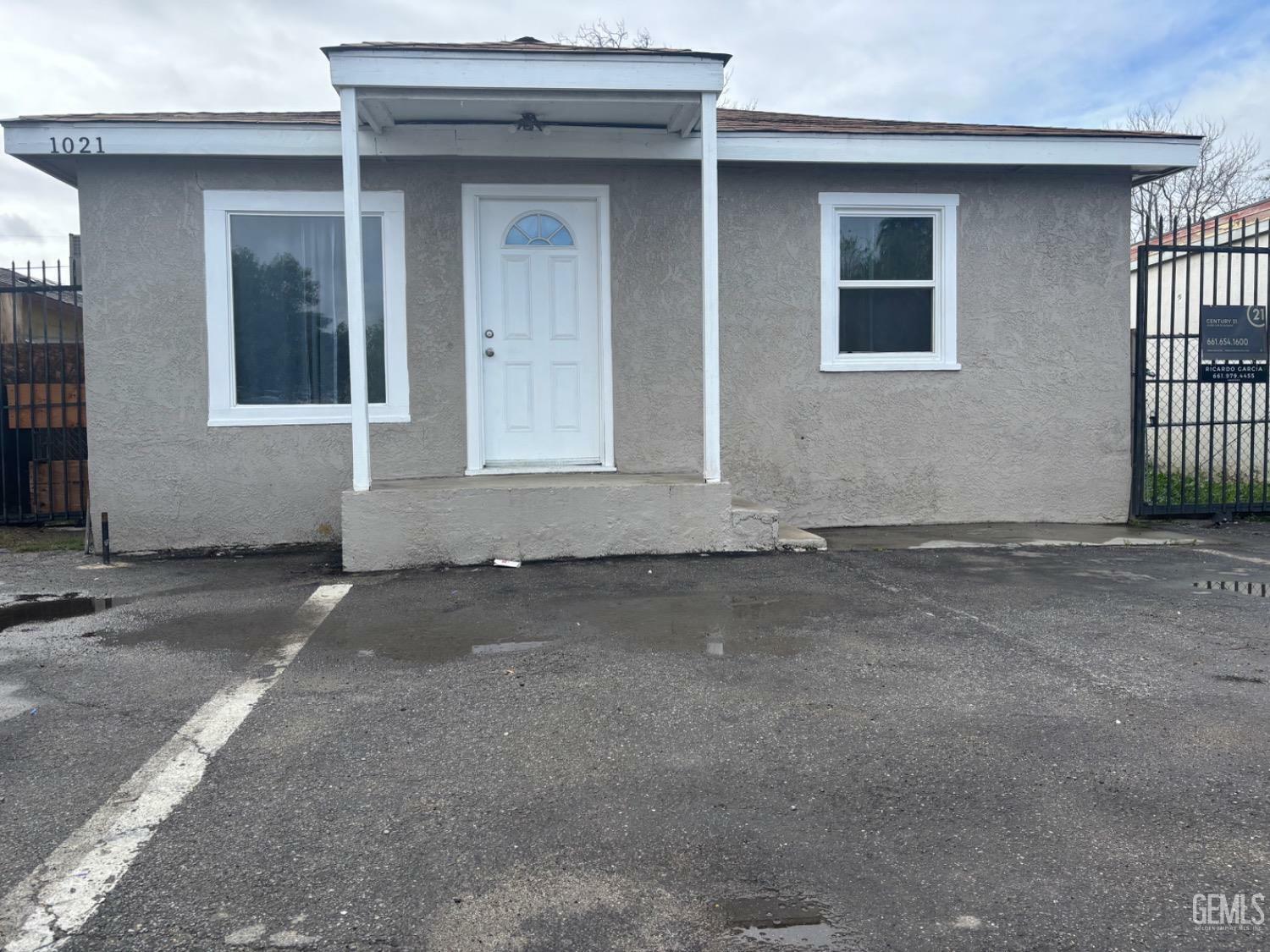 Property Photo:  1021 Ming Avenue  CA 93307 