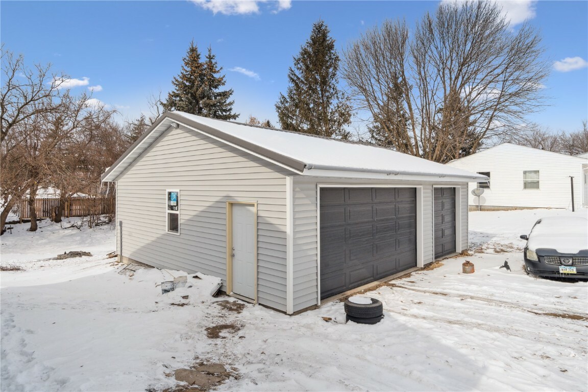 Property Photo:  75 Jefferson Ave SW  IA 52338 