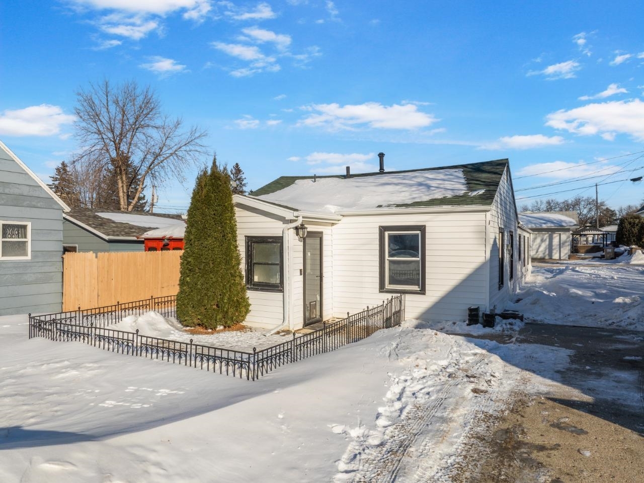 Property Photo:  1123 Main St S  ND 58701 