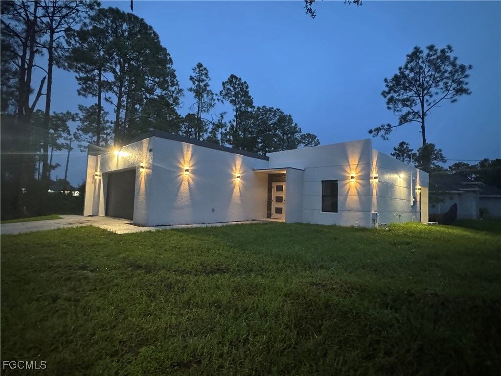 Property Photo:  307 W 9th Street  FL 33972 