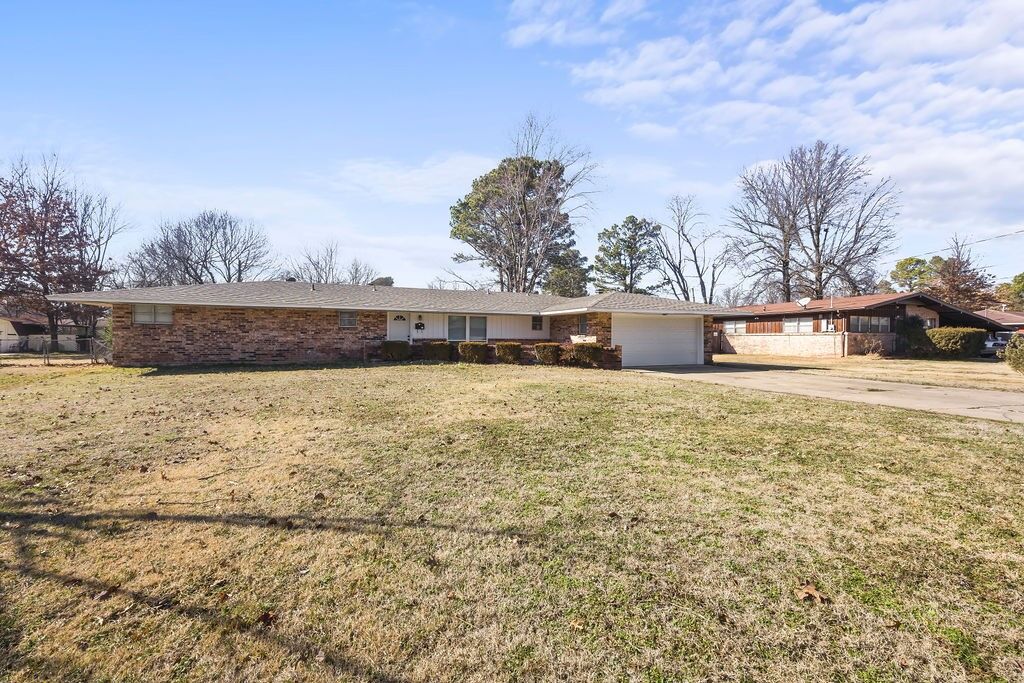 Property Photo:  410 S West End Street  AR 72764 