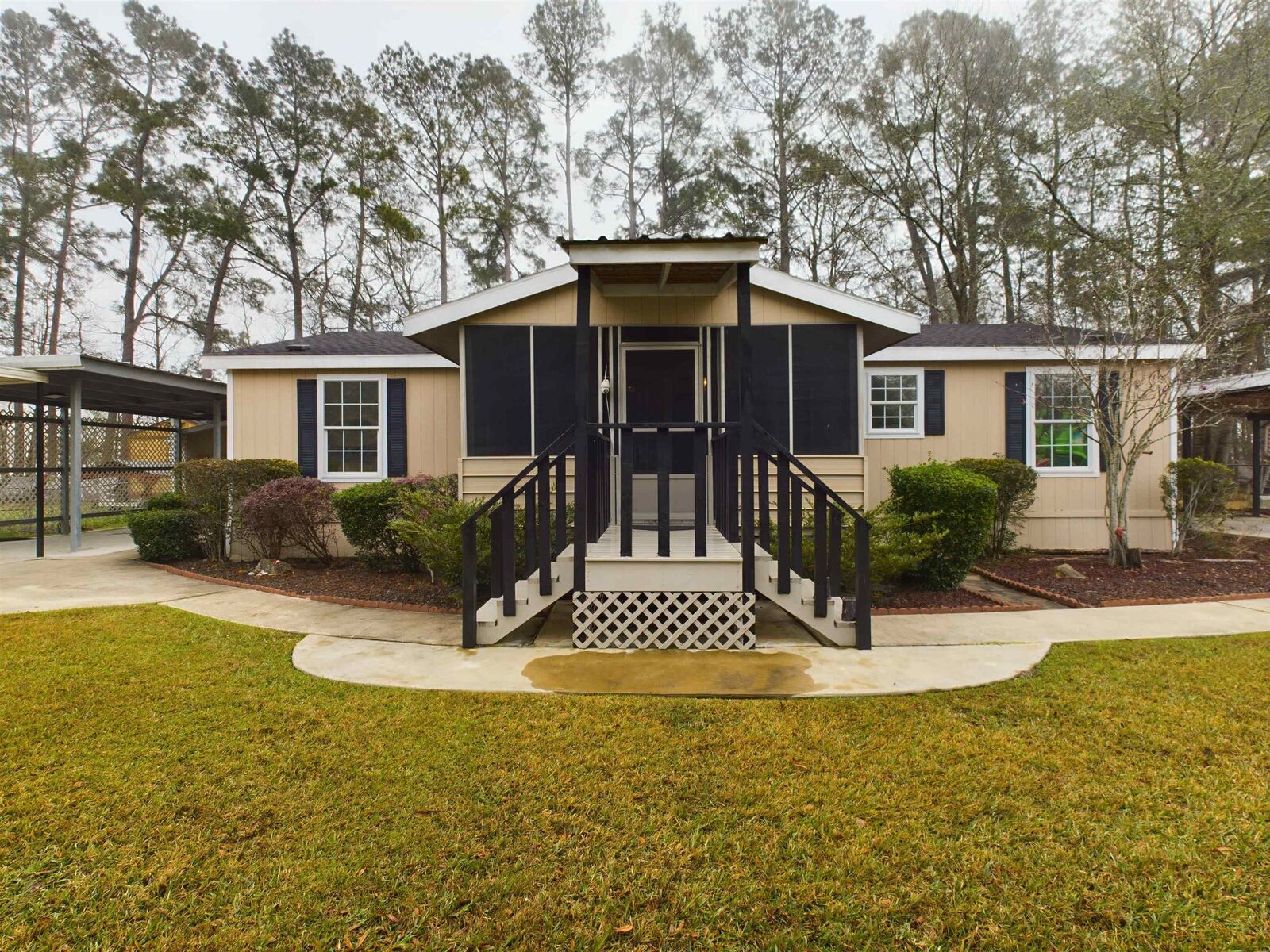 Property Photo: 207 Royalwood TX 77657