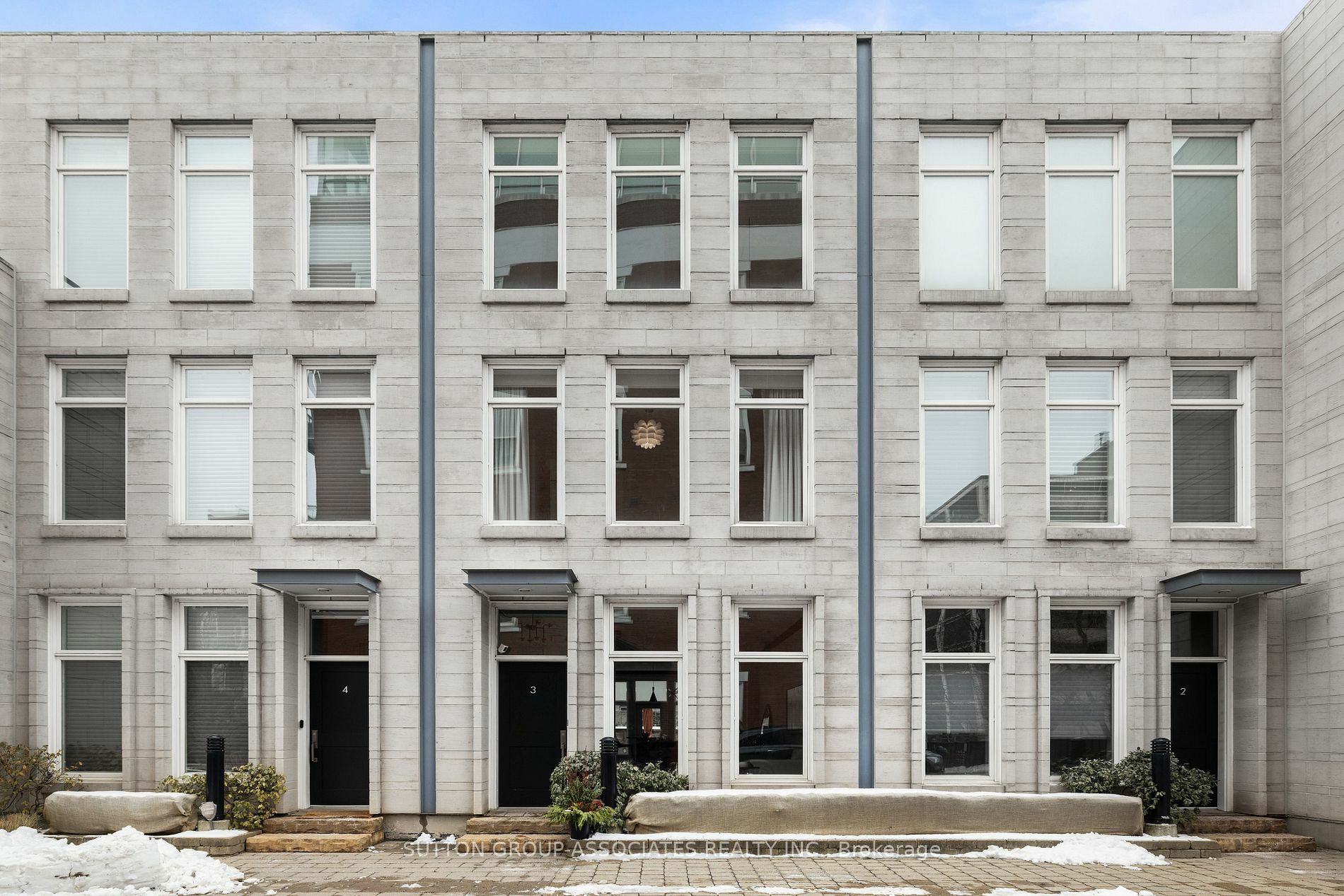 Property Photo:  385 Brunswick Ave Th3  ON M5R 3R1 