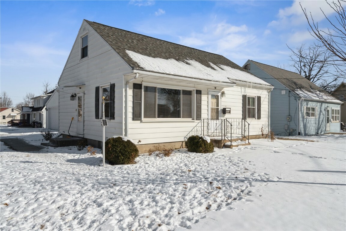 Property Photo:  2901 J Street  IA 52404 