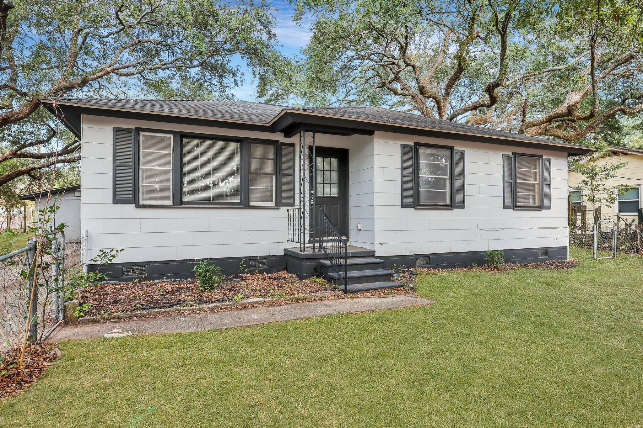 Property Photo:  1652 Larry Street  SC 29405 