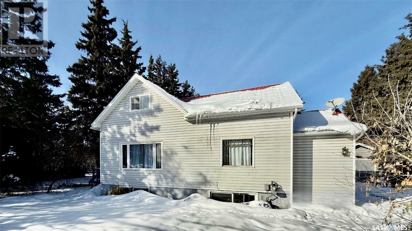 Property Photo:  609 3rd Avenue E  SK S9X 1H8 