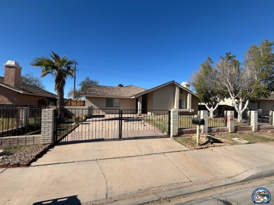 Property Photo: 1213 W Calle De Oro CA 92231