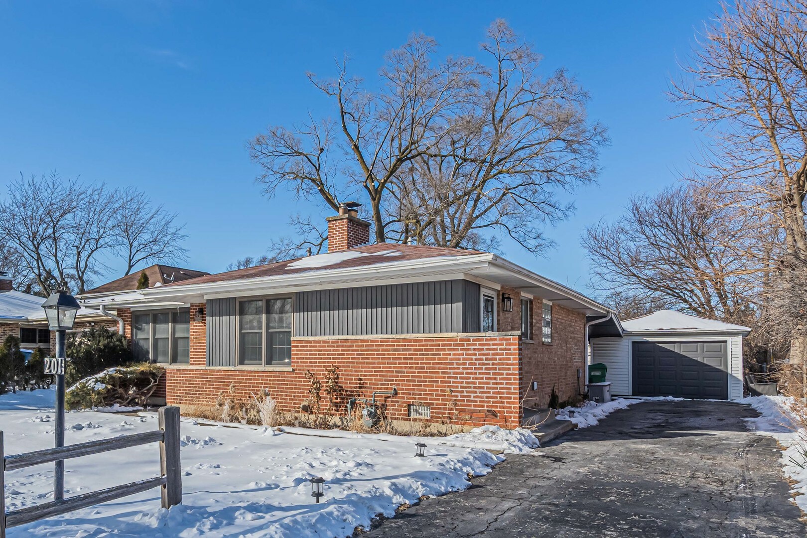 Property Photo:  201 E Manchester Drive  IL 60090 