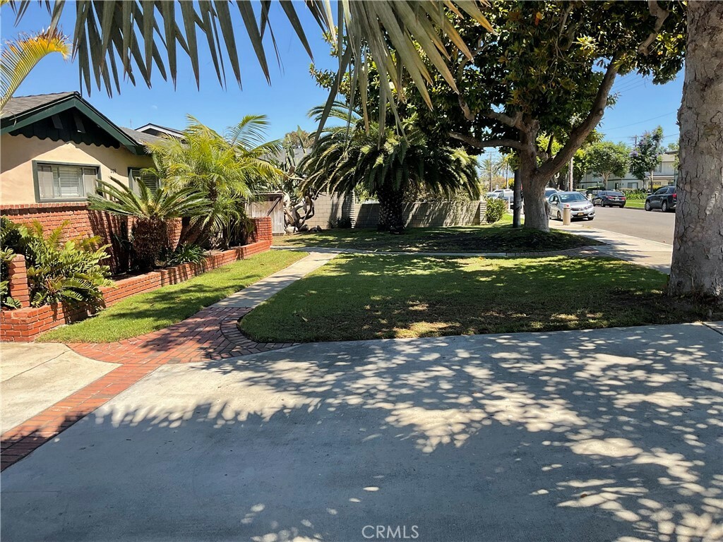 Property Photo:  268 E 18th Street  CA 92627 