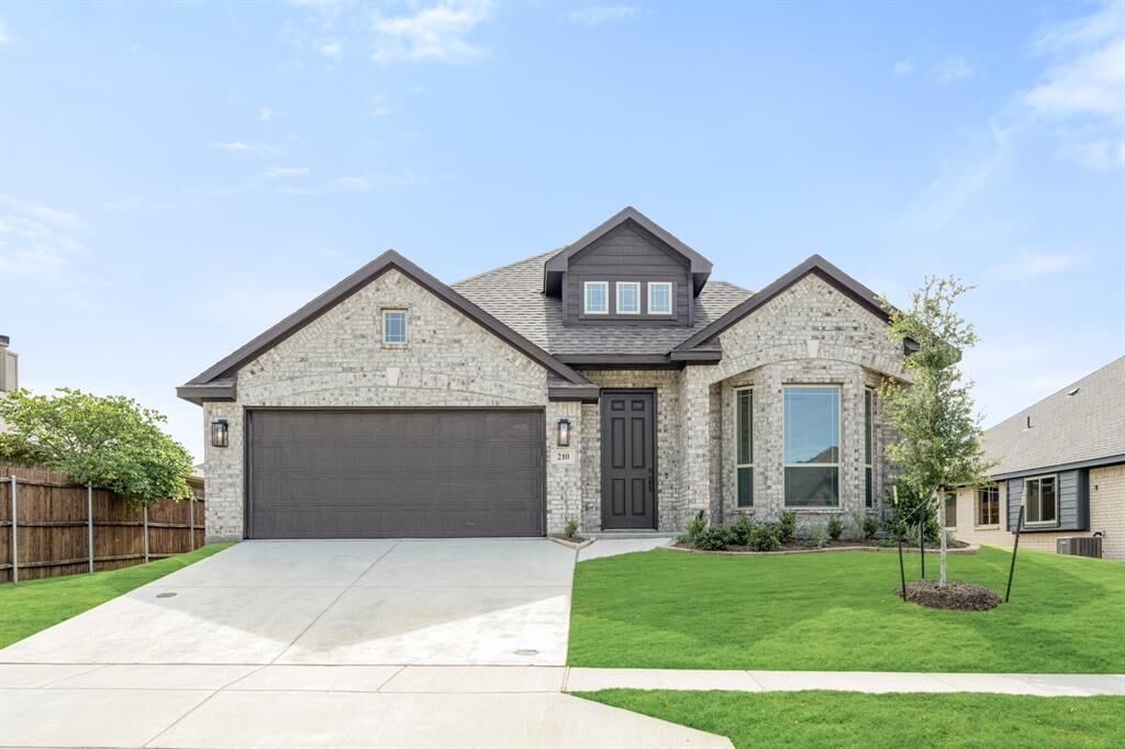 Property Photo:  210 Shawnee Trail  TX 76009 