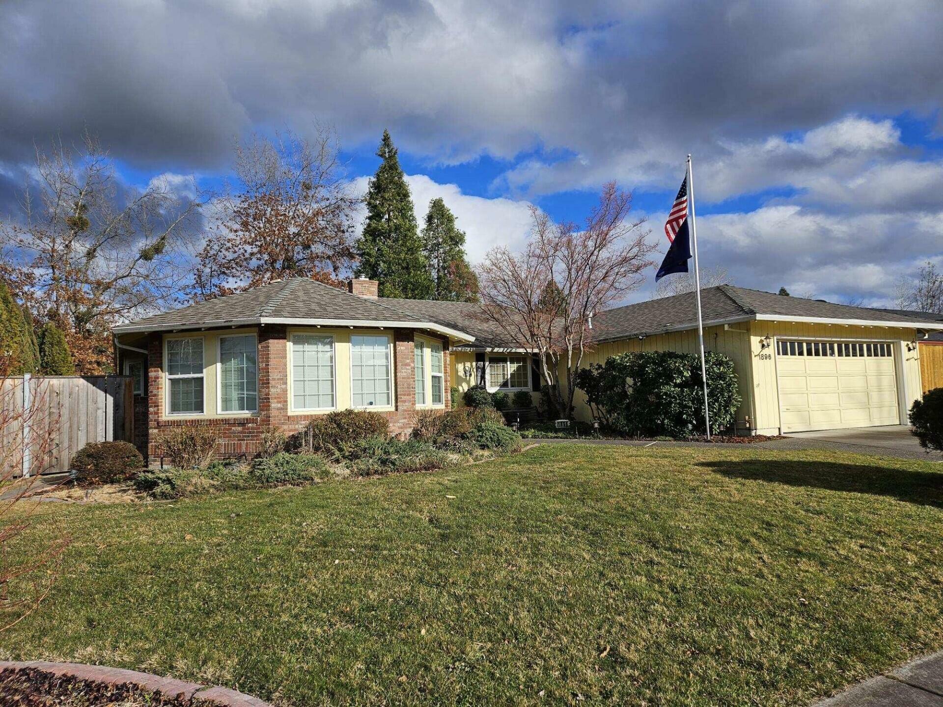 Property Photo: 1896 Canyon Avenue OR 97504