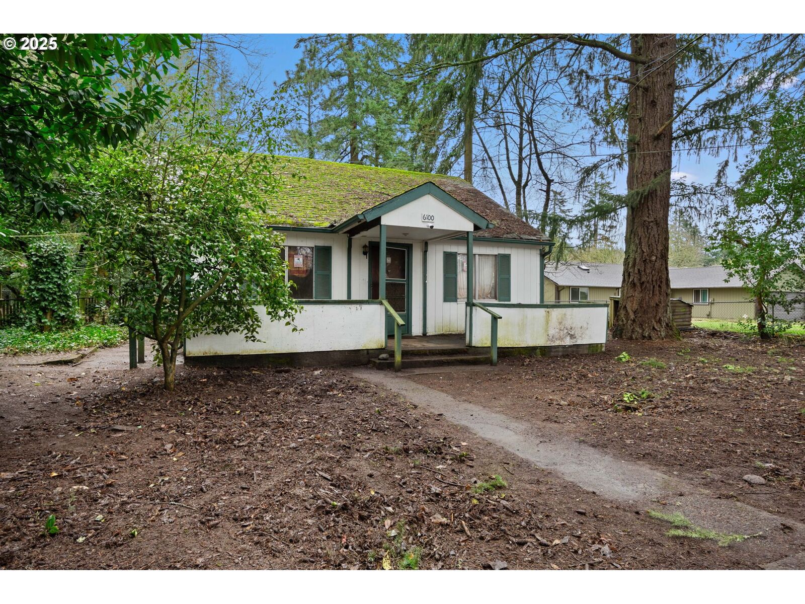 Property Photo:  6100 SE 140th Ave  OR 97236 