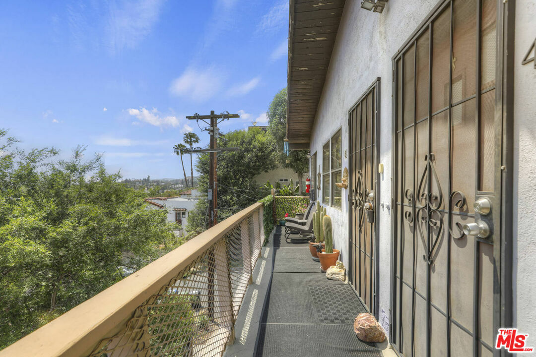 Property Photo:  2986   Waverly Dr 4  CA 90039 