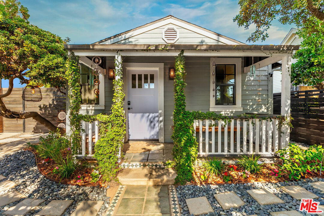Property Photo: 1016 Oakwood Ave CA 90291