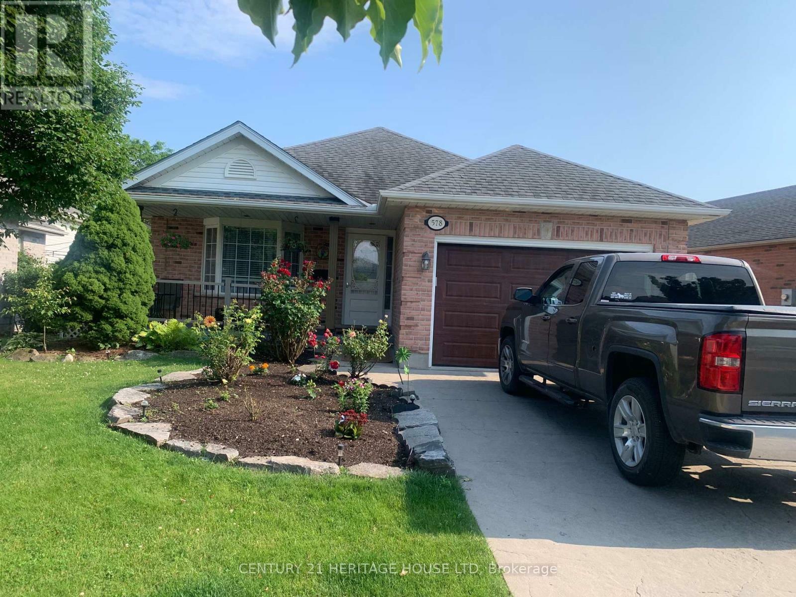 Property Photo: 578 Wellington Street East ON N5R 6E1