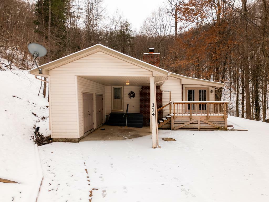 Property Photo: 314 Oaklawn Estates KY 41222