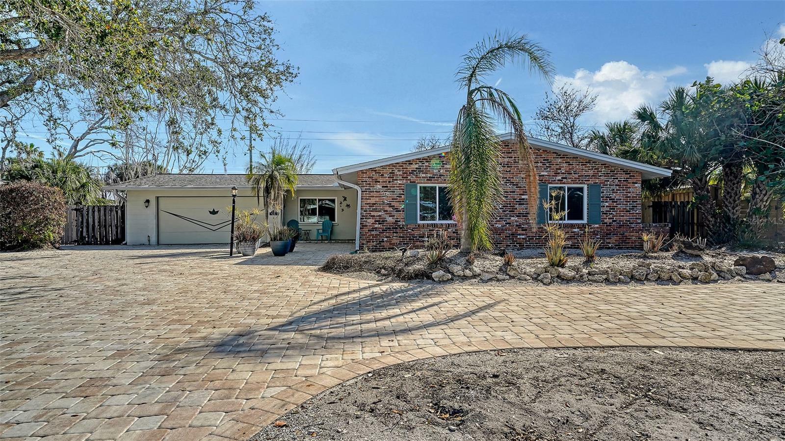 Property Photo: 5525 Shadow Lawn Drive FL 34242