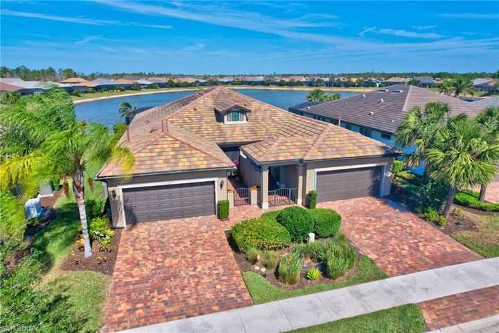 Property Photo: 7815 Jacaranda Ln FL 34114