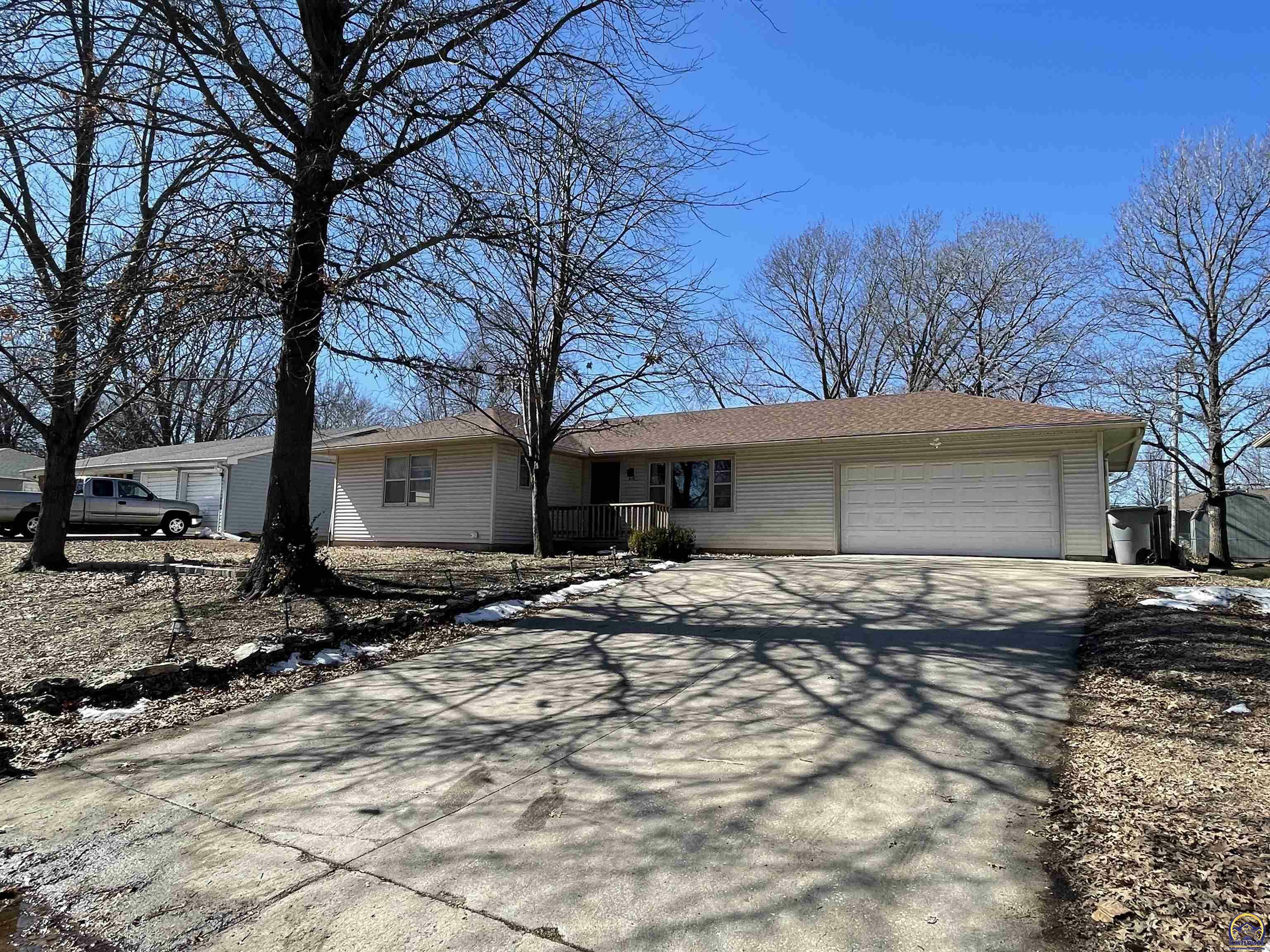 Property Photo: 817 Waverly Way KS 66801